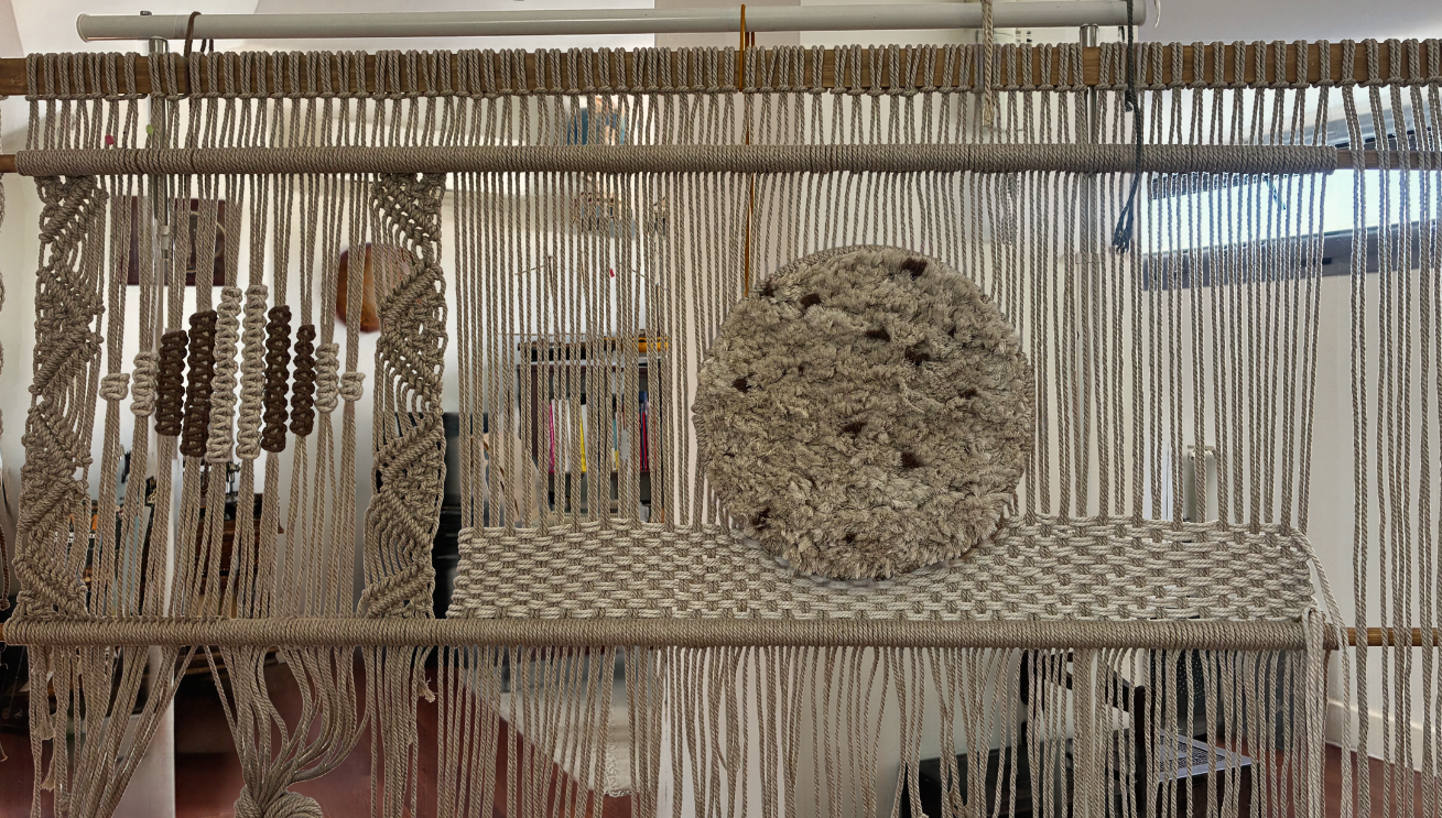 Pieza de macramé en proceso de elaboración en el taller